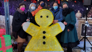 Das B3-Team mit Lebkuchenfraufigur auf dem Cranger Weihnachtszauber in Herne