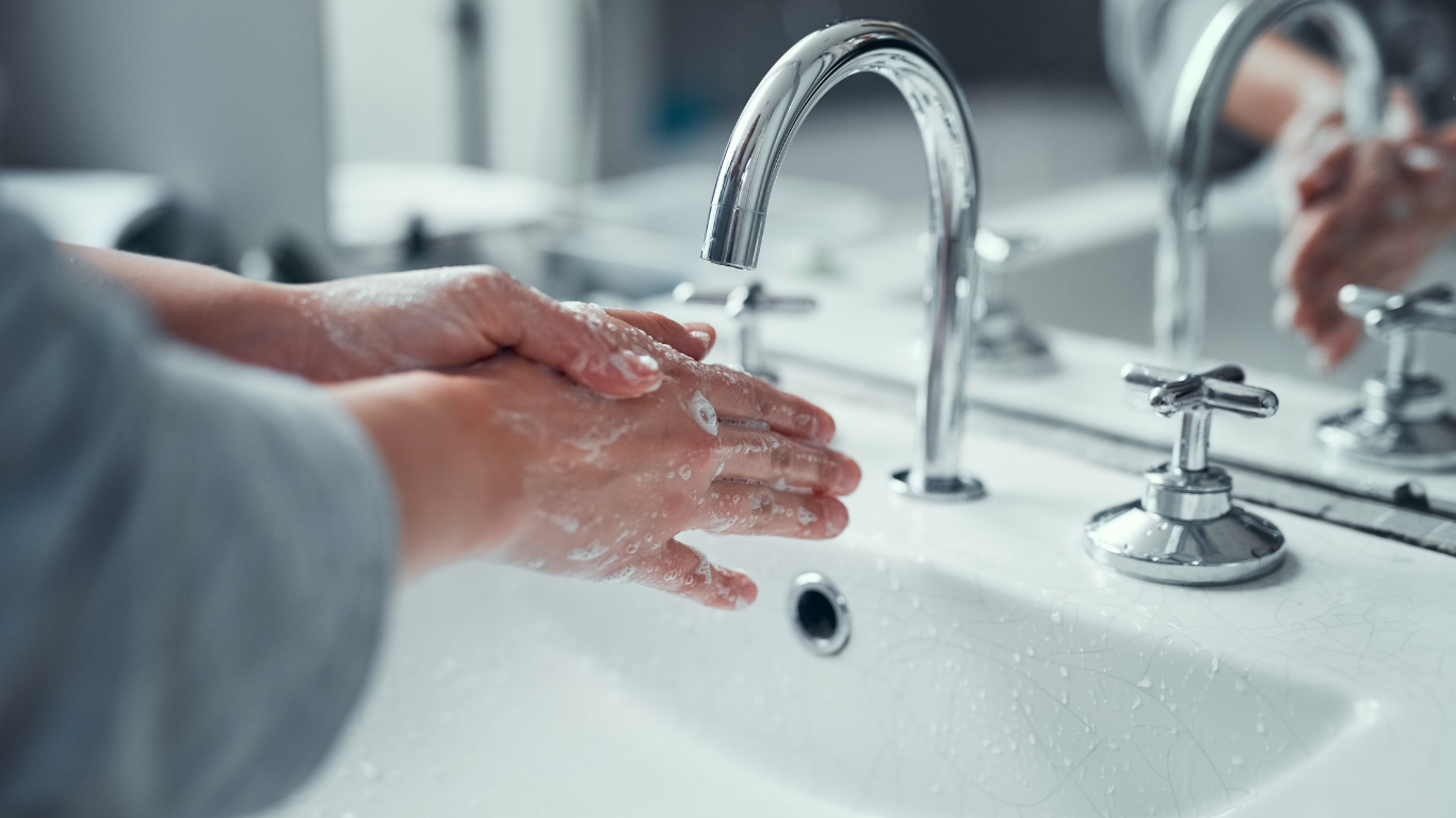 Therapeutin wäscht sich die Hände am Waschbecken, um Hygienerichtlinien zu beachten