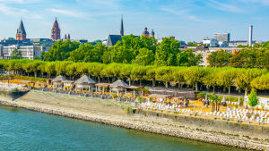 Am Rhein in Mainz findet die Veranstaltung "Rendezvour am Rhein" mit Unternehmerinnen statt