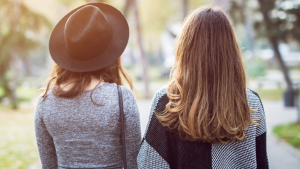 Zwei Frauen unterhalten sich beim Walk and Talk mit Unternehmerinnen an der Saar