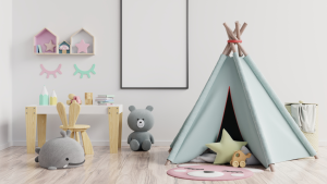 ein Zimmer mit Kinderprodukten: Spielzeug, Tipi, Schreibtisch, Kuscheltiere