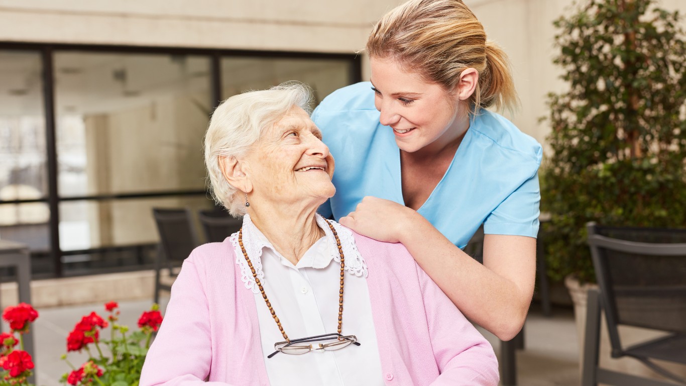 Pflegedienstleisterin im Gespräch mit einer Seniorin zum Thema Selbstständig in der Gesundheitsbranche