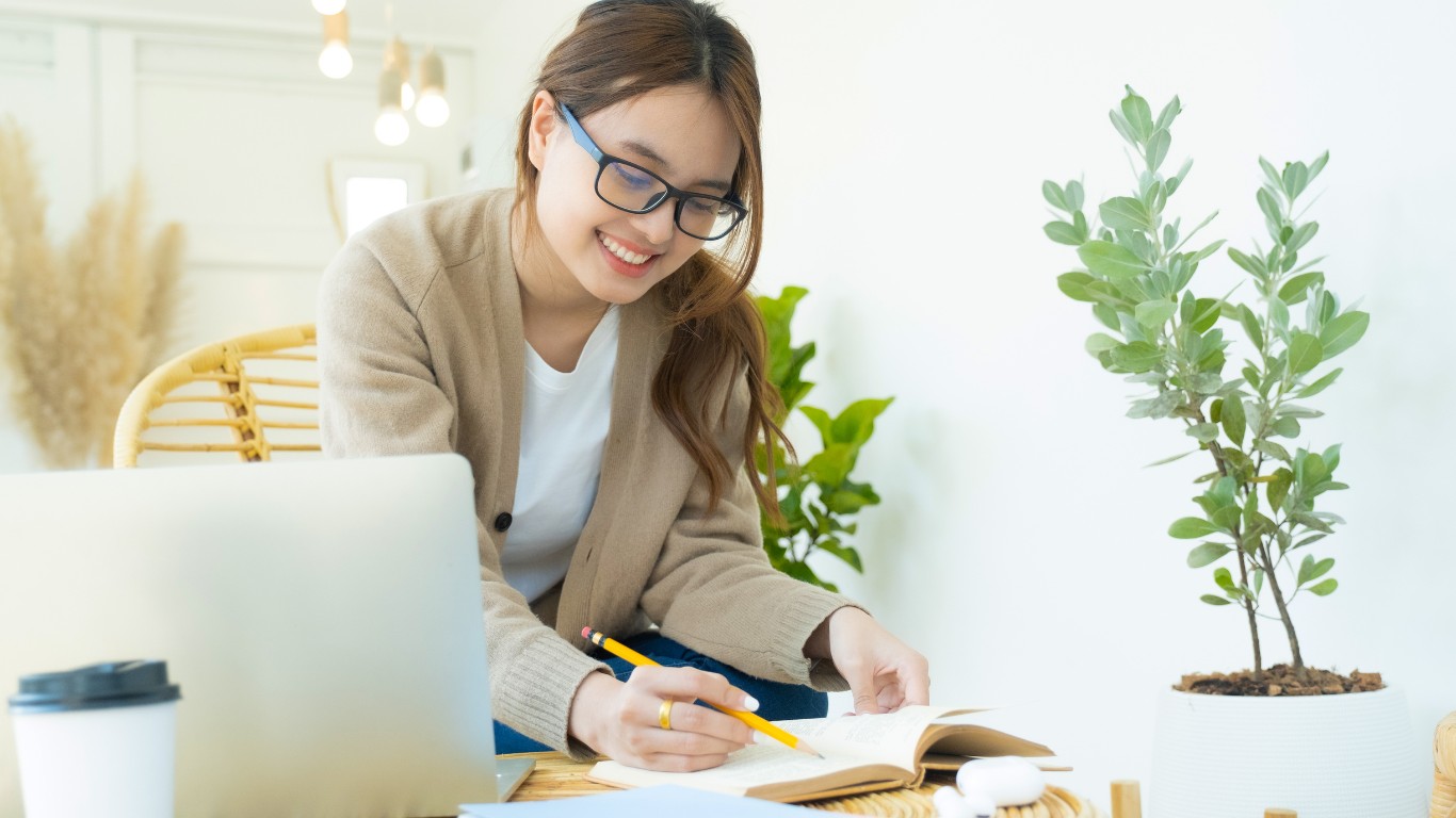 Frau nimmt an einem digitalen Workshop teil zur Vermittlung des Handwerkszeugs zur Übernahme einer logopädischen Praxis