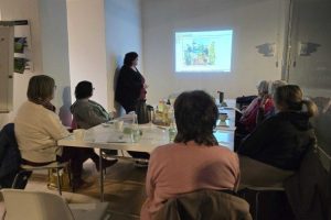 Teilnehmerinnen hören der Gartenexpertin Barbara Noga beim Vortrag zum Thema Den Balkon naturnah gestalten zu