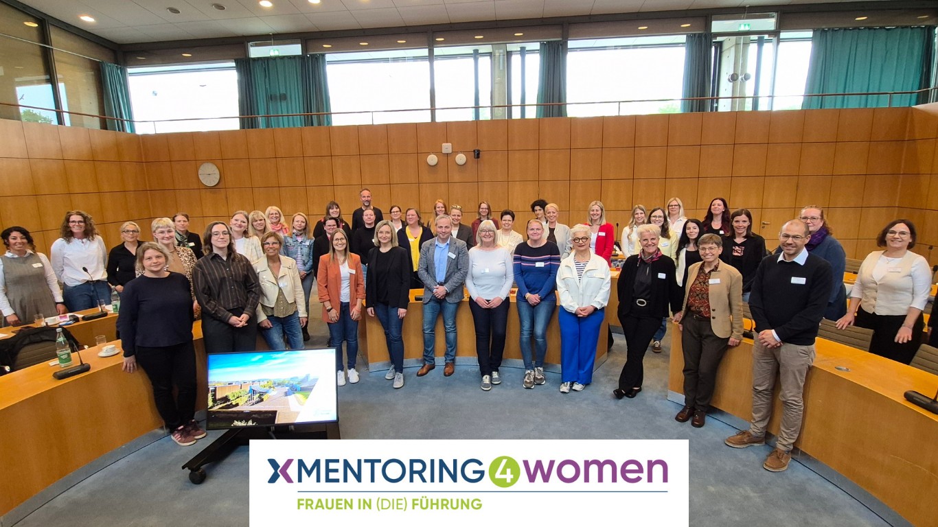Die Teilnehmenden des Abschlussworkshops des Programms "X-Mentoring 4 Women – Frauen in die Führung" im Plenarsaal im Rathaus von Castrop-Rauxel
